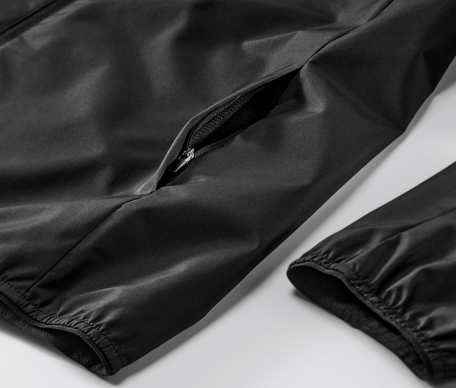 Detail černá větruvzdorná běžecká bunda s kapsou na zip.