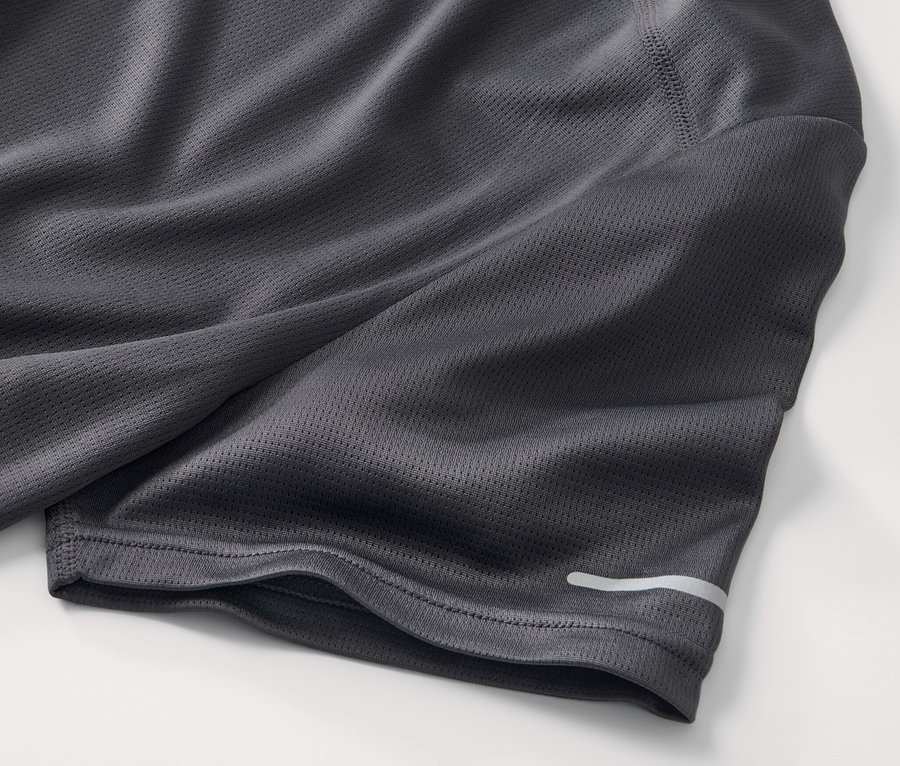 Detail šedého funkčního trika.