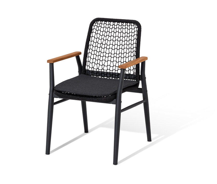 Jídelní židle s teakovými područkami a textilním výpletem.