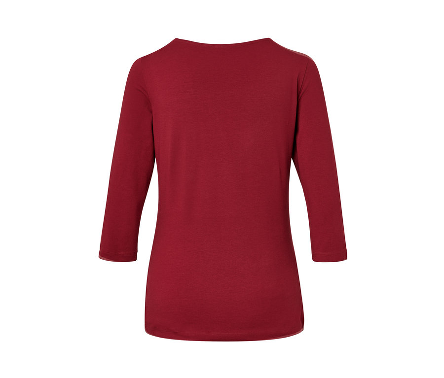 Vínově červené triko s 3/4 rukávem.