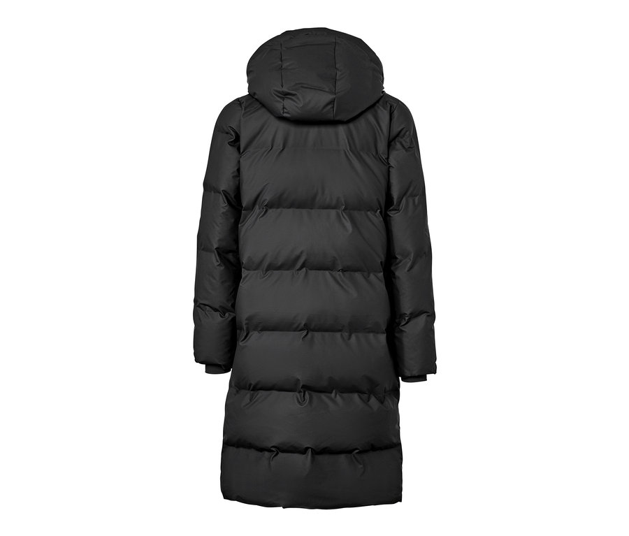 Černý zimní kabát do deště, pohled zezadu.
