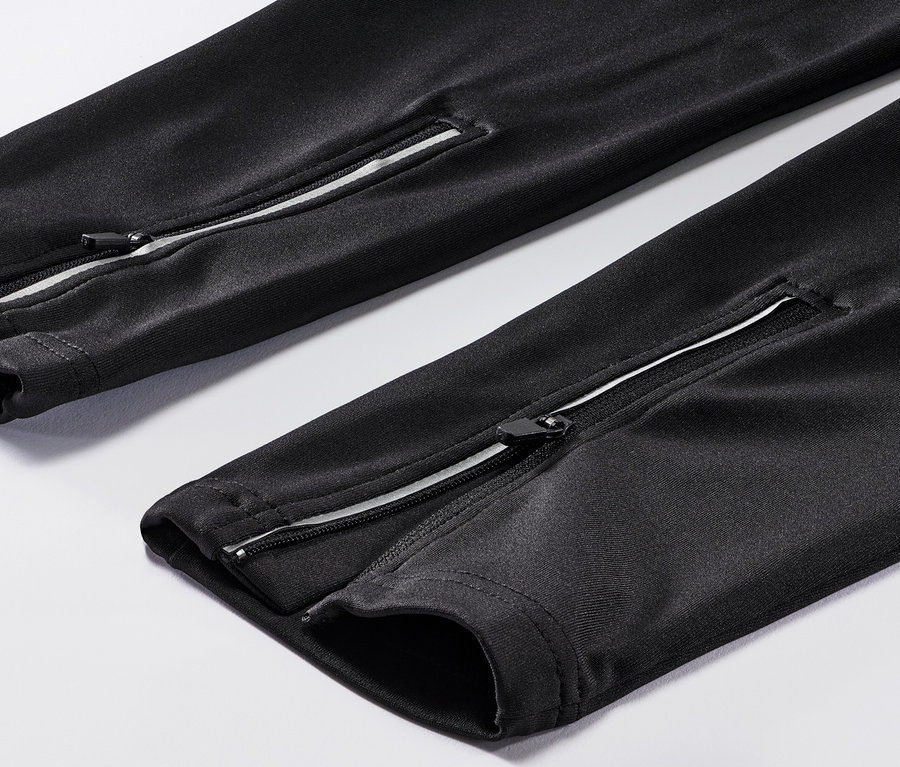 Detail cyklistických kalhot se zipy na nohavicích.