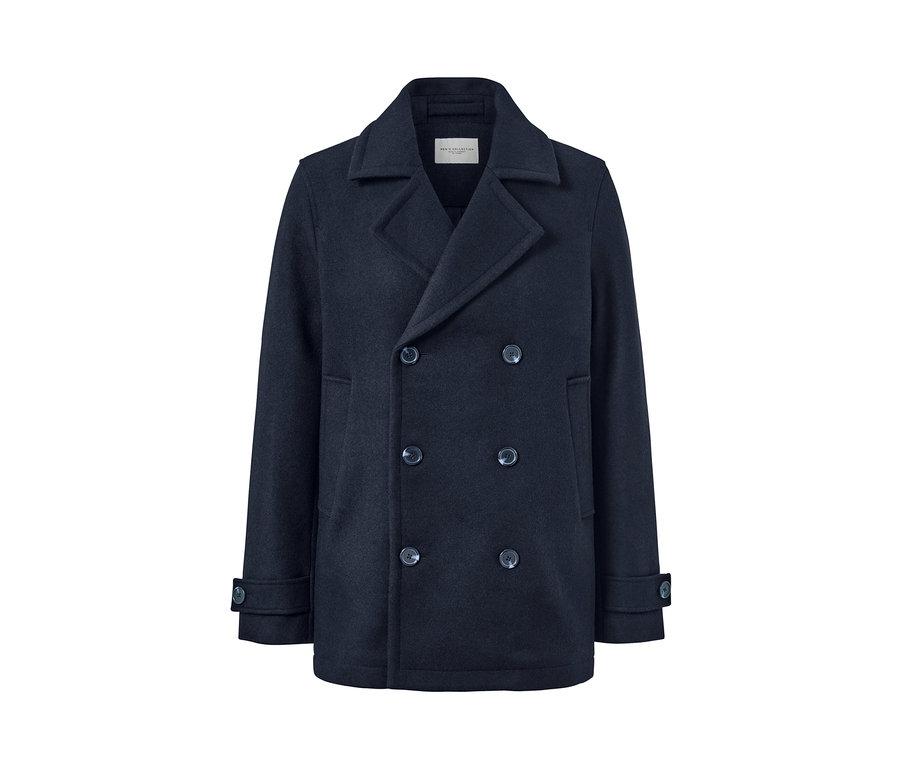 Tmavě modrý krátký kabát.