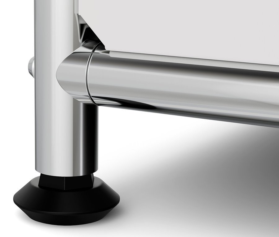 Detail kovového regálu »CN3« s černou nohou.