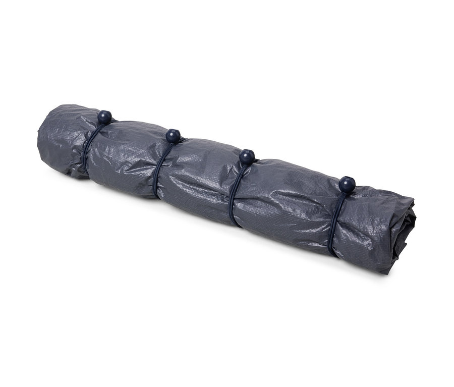 Srolovaná šedá plachta je upevněna pomocí 12 upínacích gum.