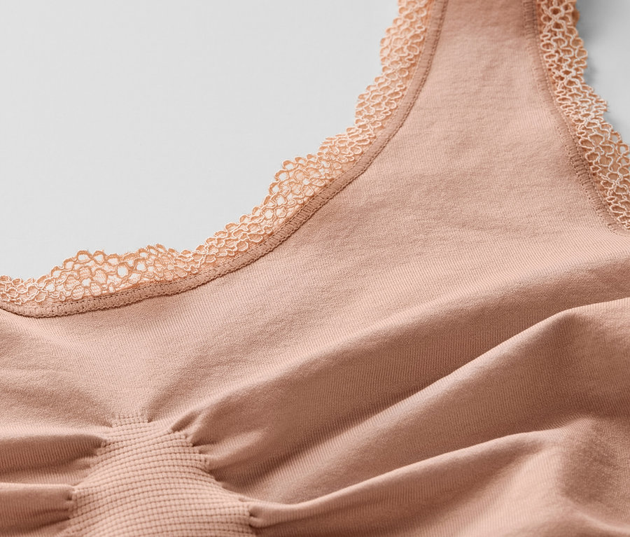 Detail béžové bezešvé podprsenky s krajkou.