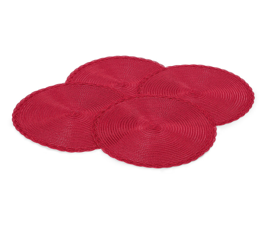 Čtyři červené kulaté prostírání na bílém pozadí.