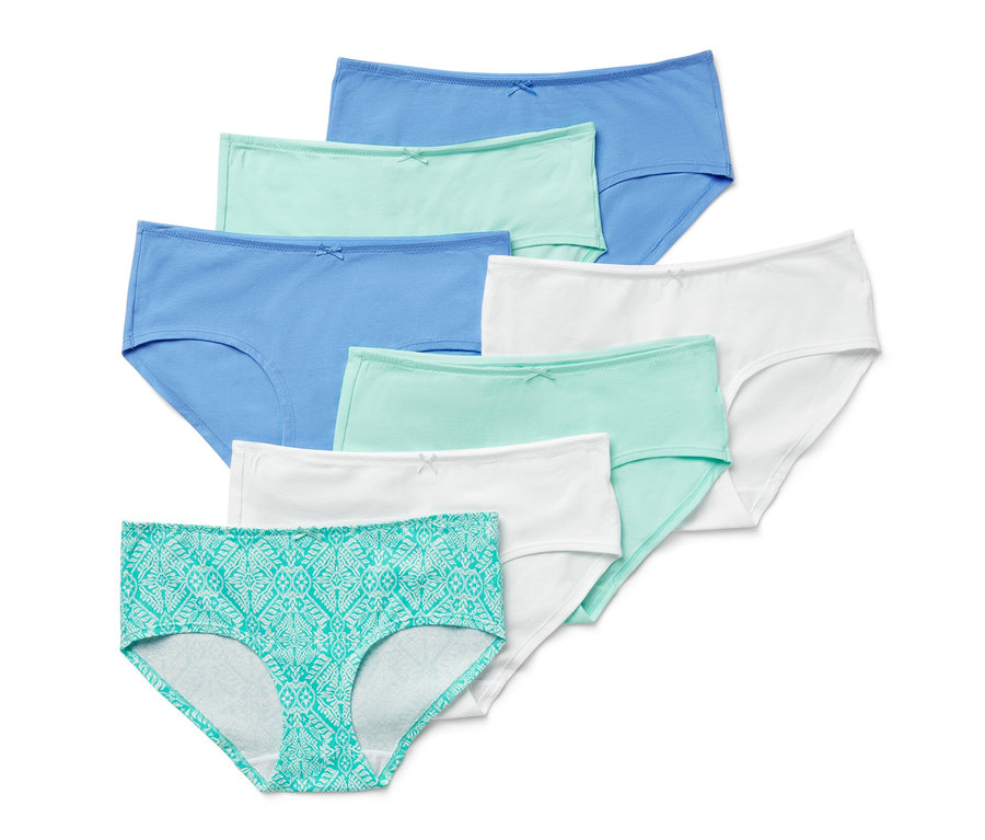 Sedm párů kalhotek různých barev. Některé jsou modré, zelené a bílé. Jedny jsou tyrkysové se vzorem.