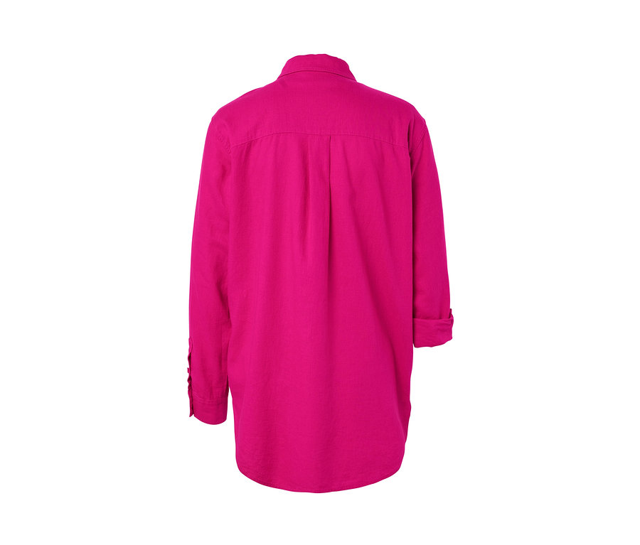 Zadní pohled na dlouhou lněnou halenku růžové barvy.