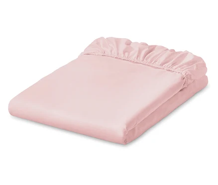 Složená růžová prostěradla s gumičkou na bílém pozadí.