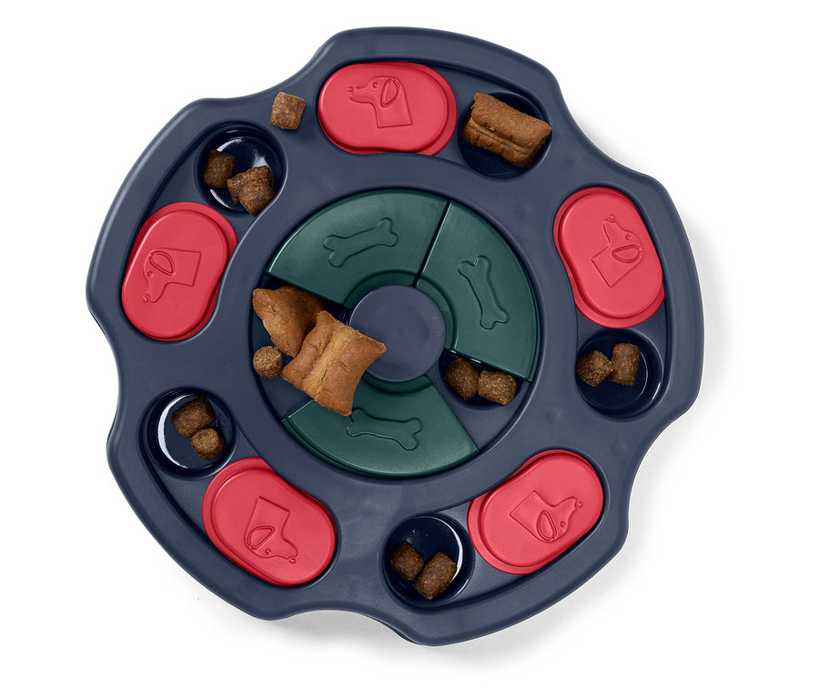 Interaktivní hračka pro psy s pamlsky v modro-červeno-zeleném provedení.