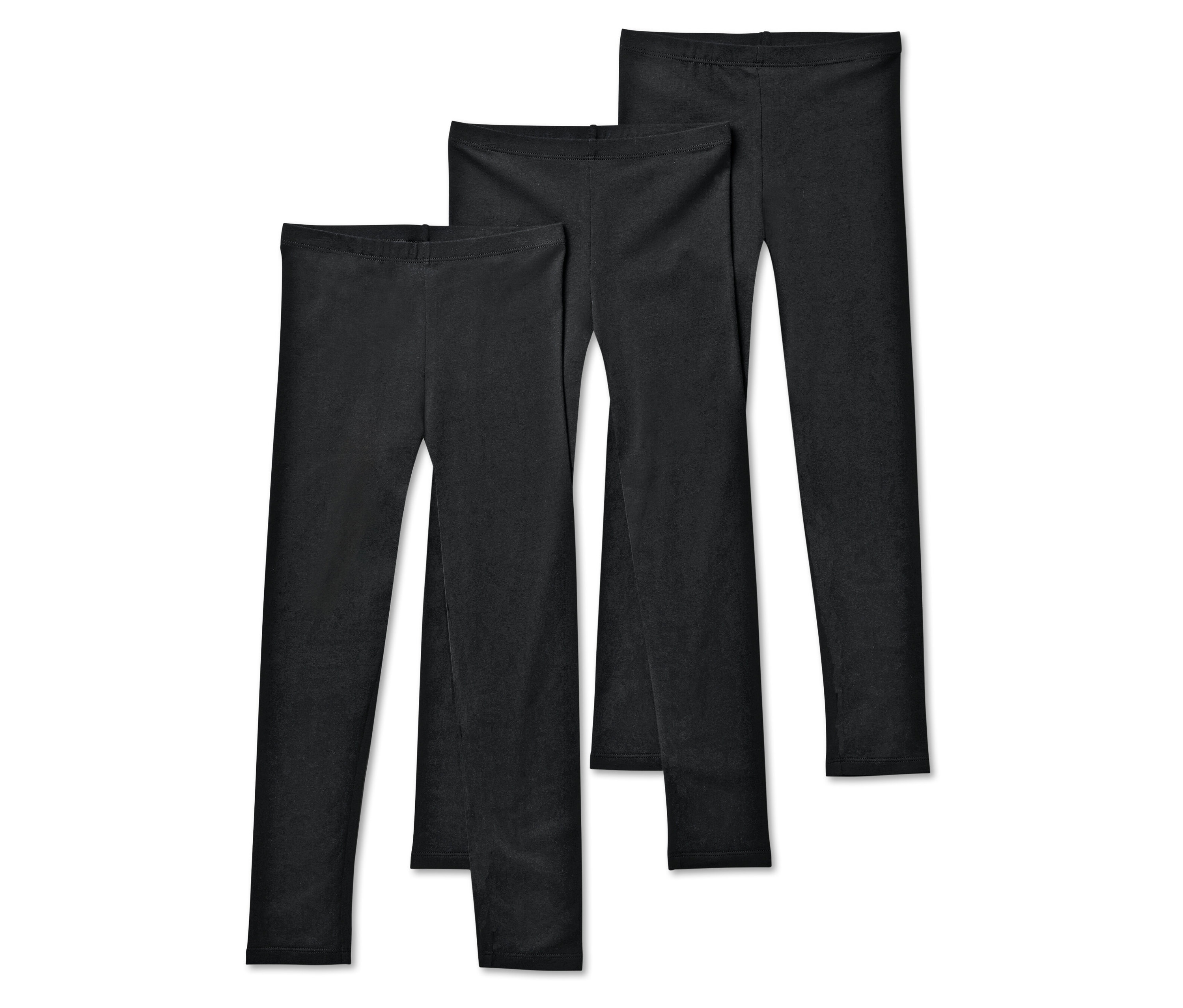 Tři černé legíny leží vedle sebe.