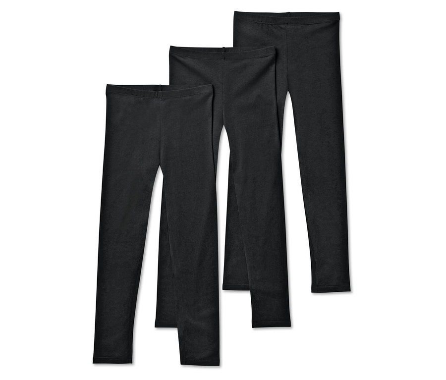 Tři černé legíny leží vedle sebe.