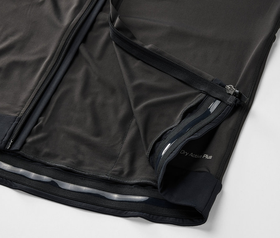 Detailní pohled na modrý cyklistický trikot se zipem.