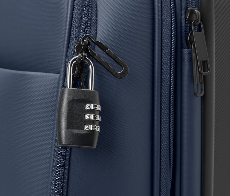 Detail hybridního kufru s visacím zámkem.
