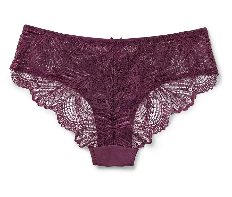 Detailní záběr na dámské krajkové kalhotky barvy burgundy na bílém pozadí.