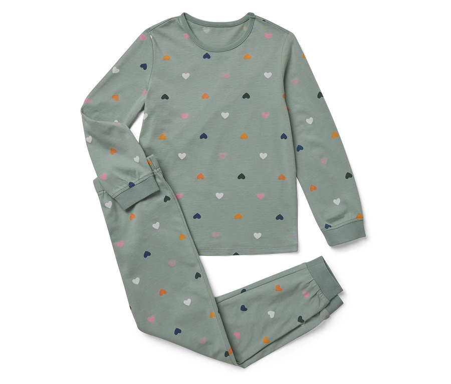 Zelené pyžamo s dlouhým rukávem a kalhotami, potištěné srdíčky.