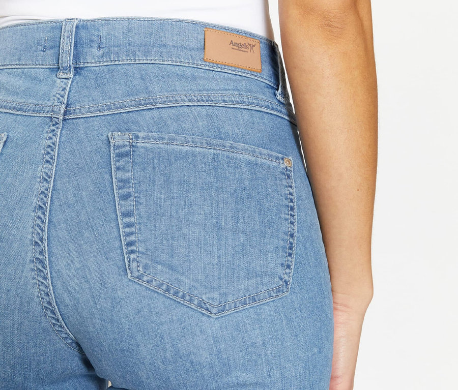 Detailní záběr na zadní část ženy v džínech Angels »Capri Turn-Up«, Slim Fit, světle modré.