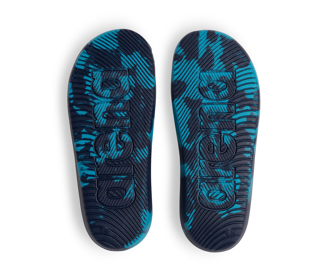 Dvoje dětské pantofle k vodě arena Junior Urban Active, námořnická modrá, leží vedle sebe.