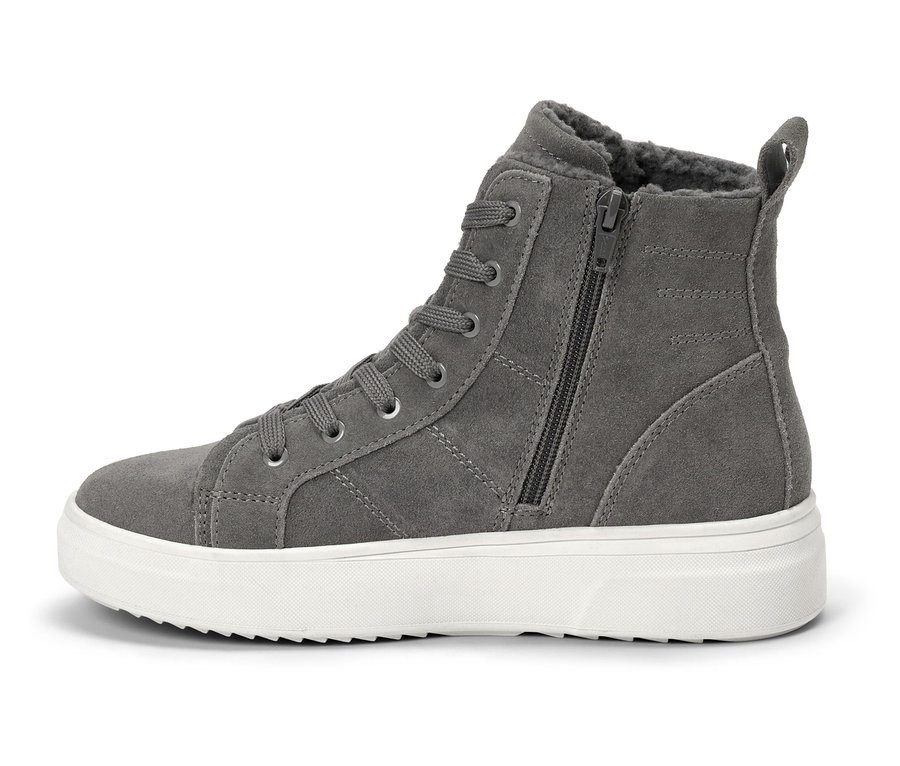 Šedé tenisky se šněrováním a zipem na bílé podrážce.