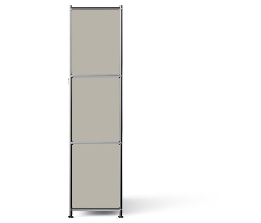 Šedá police se třemi úrovněmi.