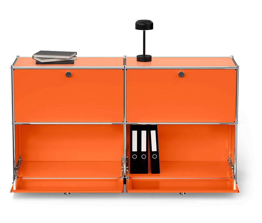 Oranžová modulární skříňka se dvěma knihami nahoře a třemi pořadači uvnitř.