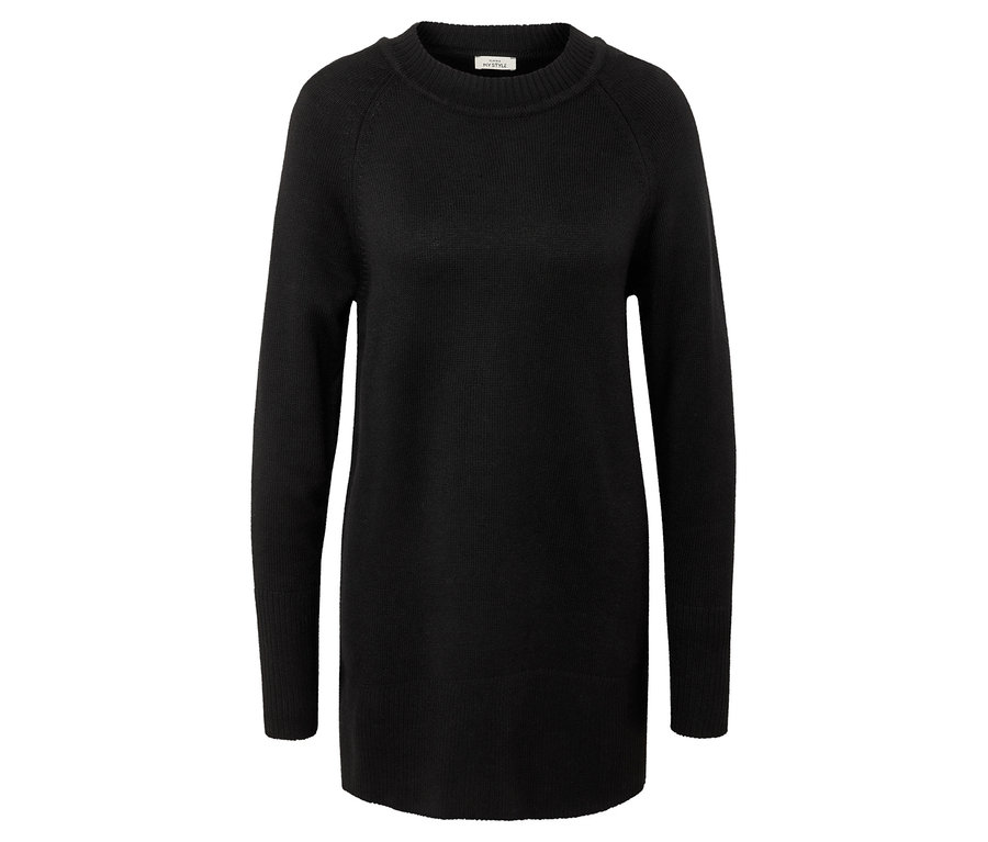 Černý pletený svetr s dlouhým rukávem.