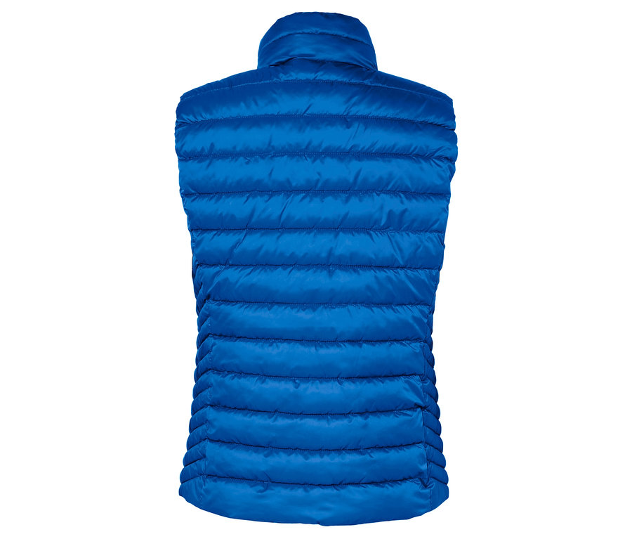 Zadní pohled na modrou prošívanou vestu.