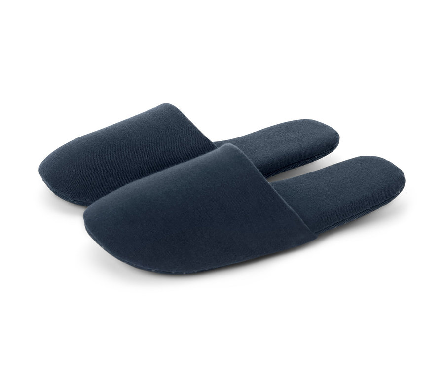 Dva modré cestovní pantofle.