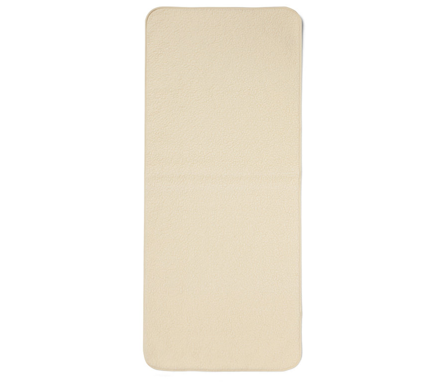 Podložka na jógu ze střižní vlny leží na bílém pozadí.