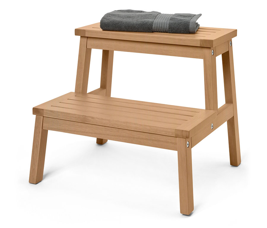 Dřevěná stolička se dvěma schůdky, na horním schůdku leží šedý ručník.