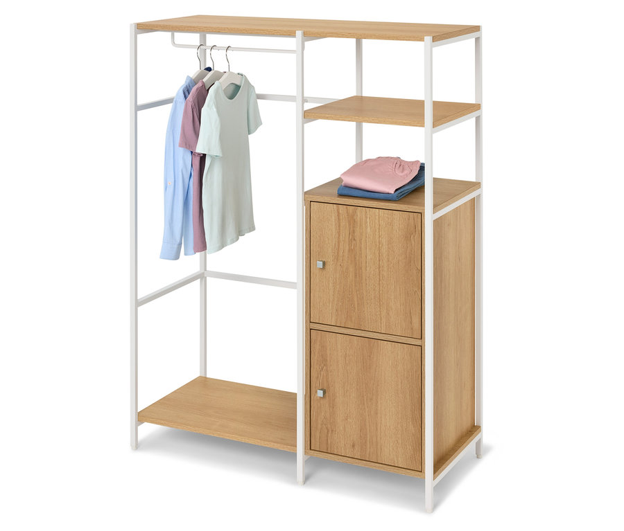 Věšák na šaty ze světlého dřeva a bílého kovu s visícími oděvy a složenými oděvy na polici.