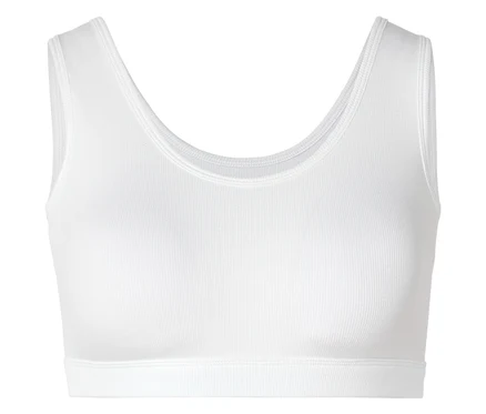 Bílý žebrovaný sportovní top s výstřihem do U a širokými ramínky na bílém pozadí.