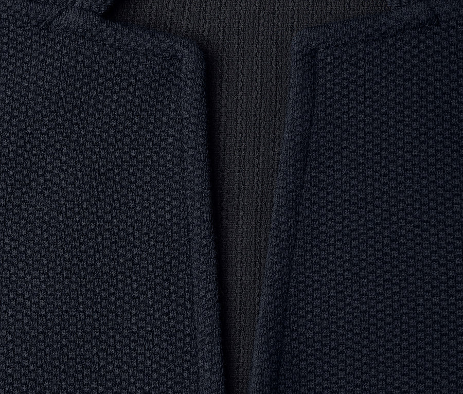 Detailní záběr na žerzejový blejzr Street One s límcem a otevřenými klopami.