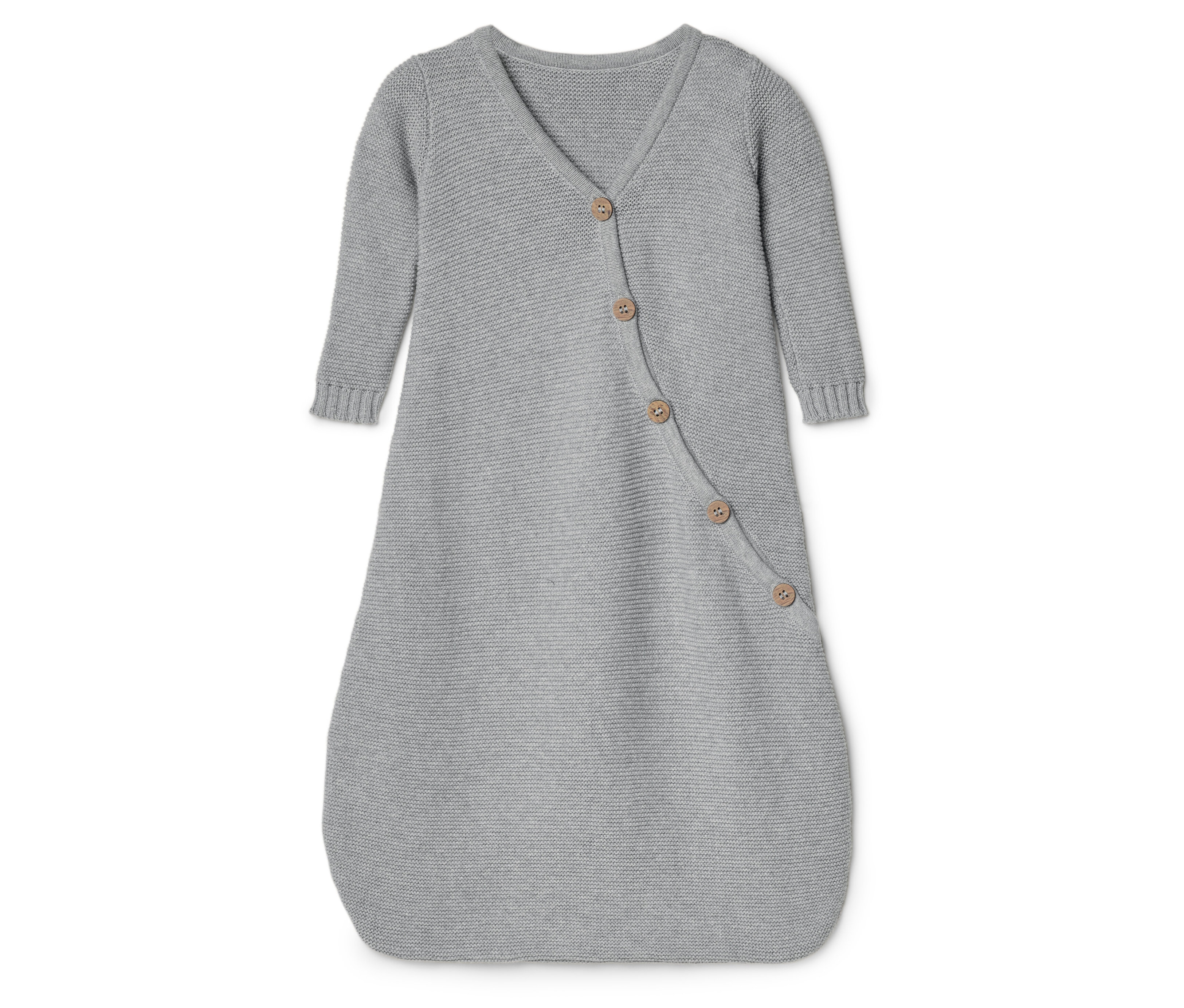 Šedý pletený dětský spací pytel s dlouhými rukávy a zapínáním na knoflíky leží na bílém povrchu.