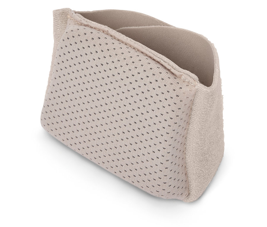 Béžový látkový úložný box s puntíkovaným vzorem na bílém pozadí.