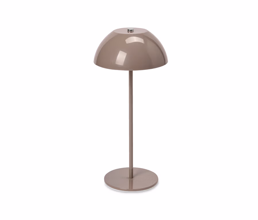 Béžová LED dobíjecí stolní lampa s kopulovitým stínítkem, štíhlou nohou a kulatou základnou.