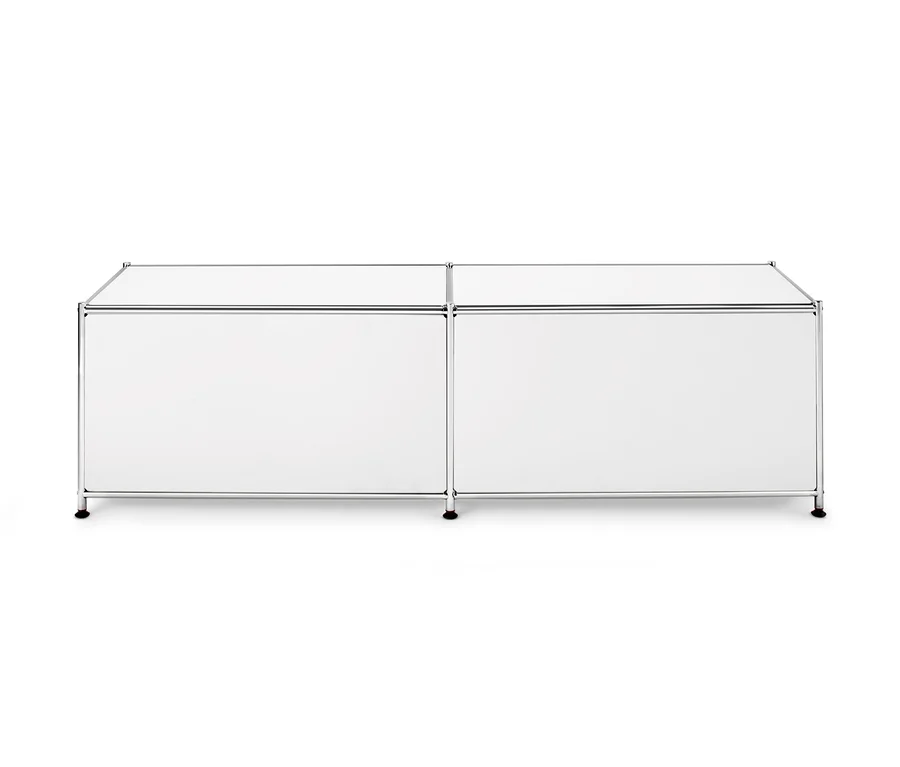 Bílá nízká kovová skříňka se 2 výklopnými dvířky.