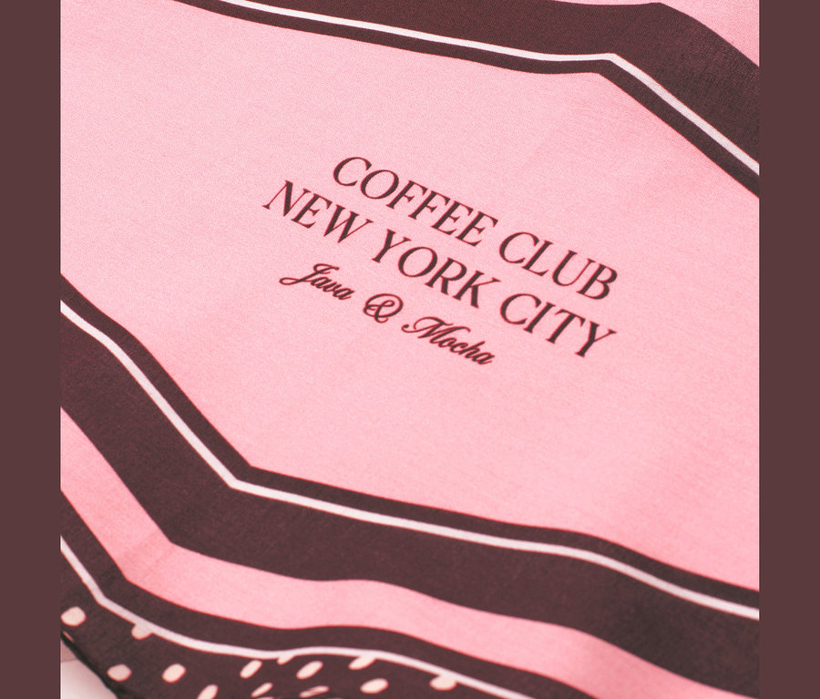 Růžový šátek bandana Street One s tmavě hnědými a bílými pruhy, tmavě hnědými puntíky a nápisem "COFFEE CLUB NEW YORK CITY Java & Mocha".