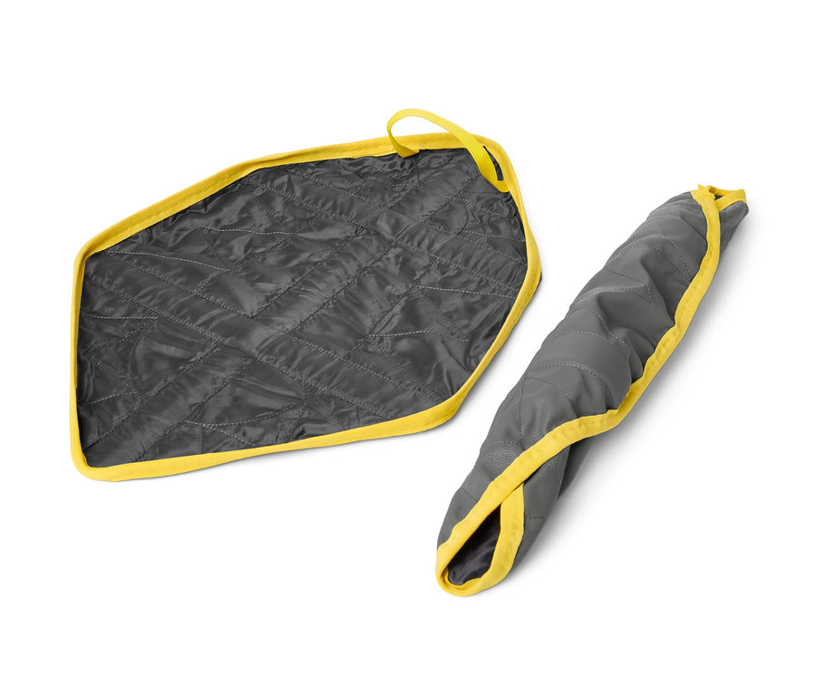 Šedé návleky na boty s žlutým lemováním, jeden rozložený a jeden srolovaný.