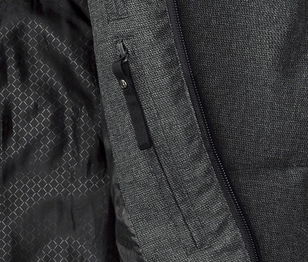 Detail prošívané termobundy s vnitřní kapsou na zip.