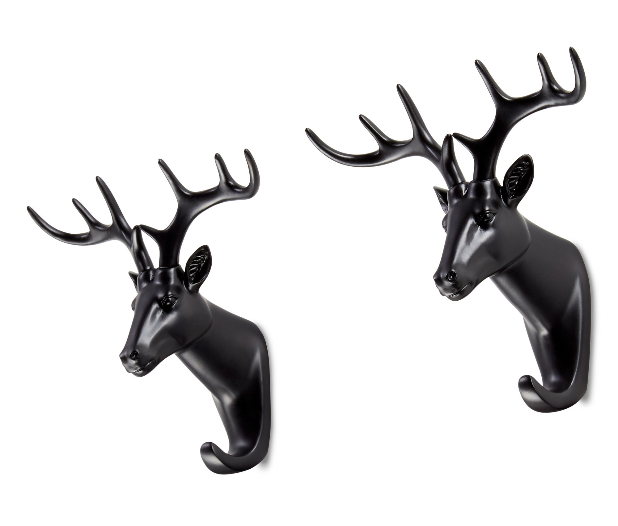 Dva černé nástěnné háčky ve tvaru hlavy jelena.