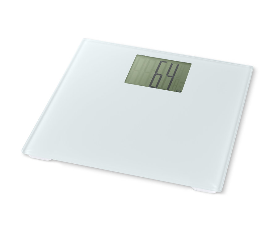 Bílá koupelnová váha s digitálním displejem zobrazujícím 64 kg.