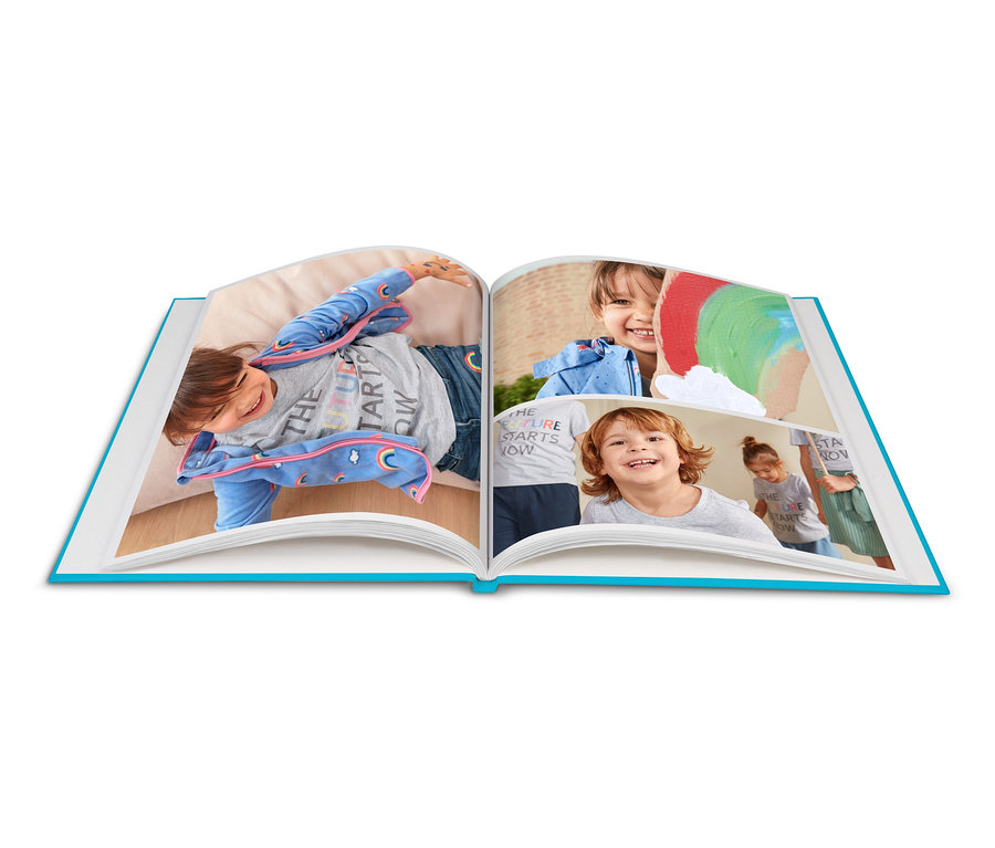 Otevřená kniha s fotografiemi dětí, včetně dítěte v džnových šortkách, mikrofleecové bundě a tričku »FUTURE«.