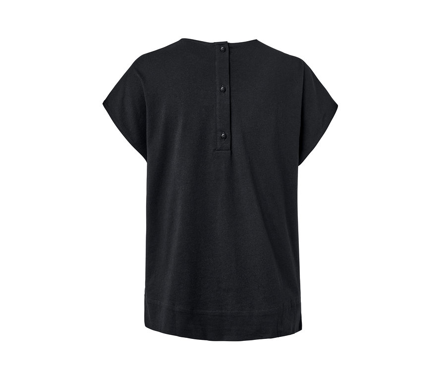 Zadní pohled na černé halenkové triko z kombinace materiálů s knoflíky.