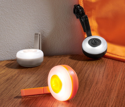 Na stole leží 3 LED přívěsky.