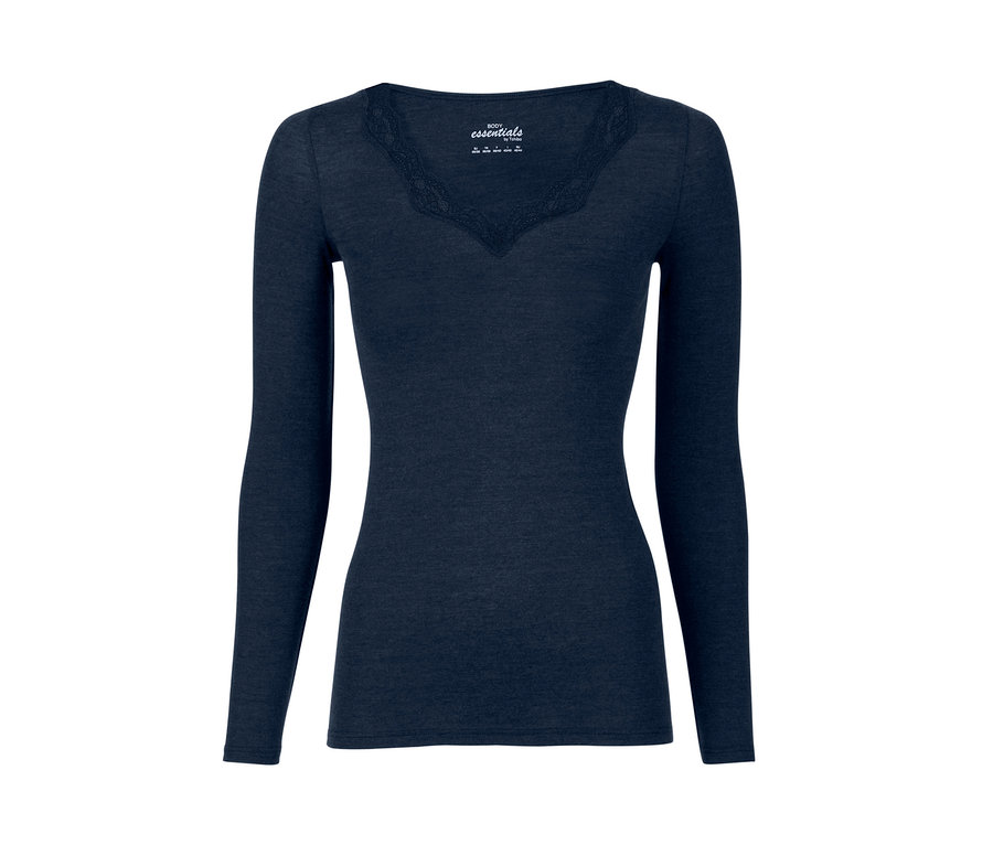 Tmavě modré tričko s dlouhým rukávem.