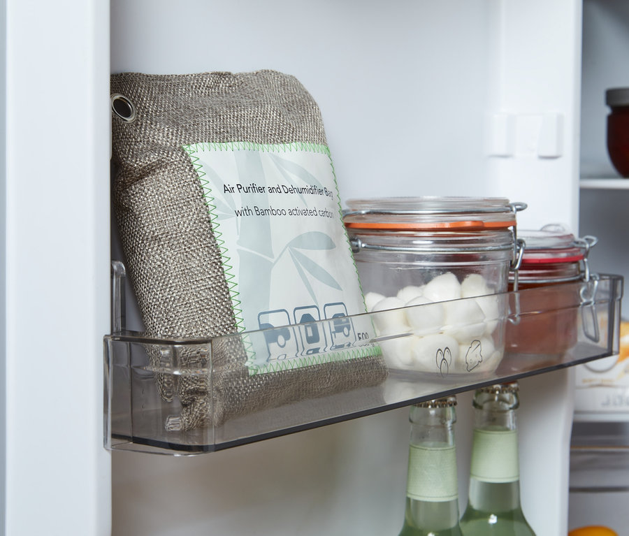 V lednici je v průhledné přihrádce polštářek na čištění vzduchu a odvlhčování vedle sklenic s víčky.