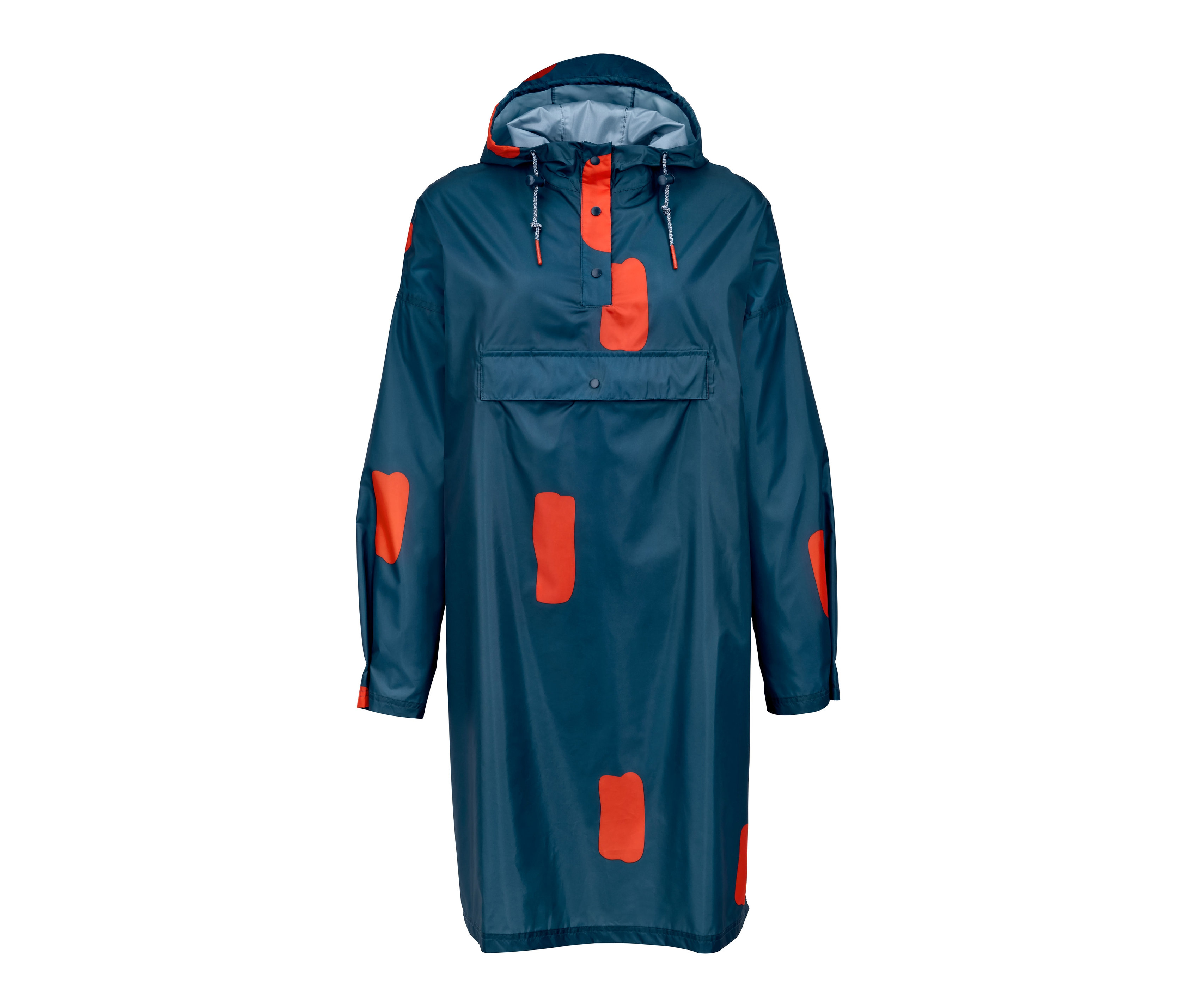 Modré pončo do deště s oranžovými obdélníky a rukávy.