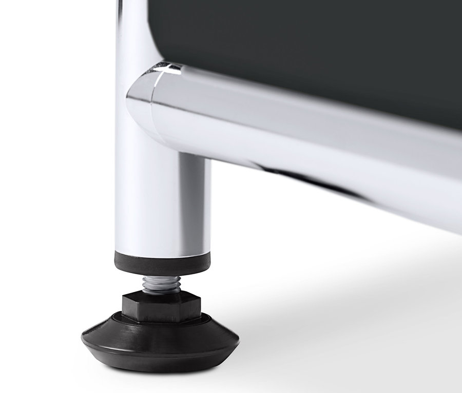 Detail černé kovové odkládací skříňky CN3 s výklopnými dvířky.